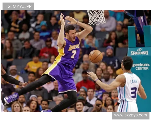 小南斯篮下强势扣篮展现霸主风范引爆全场激情时刻